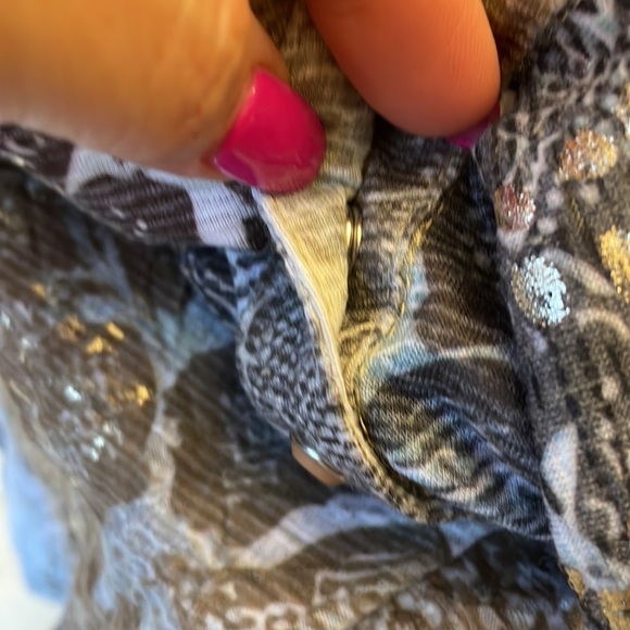 David Cline women’s abstract snakeskin pattern gold metallic shine V neck Med - Picture 11 of 11